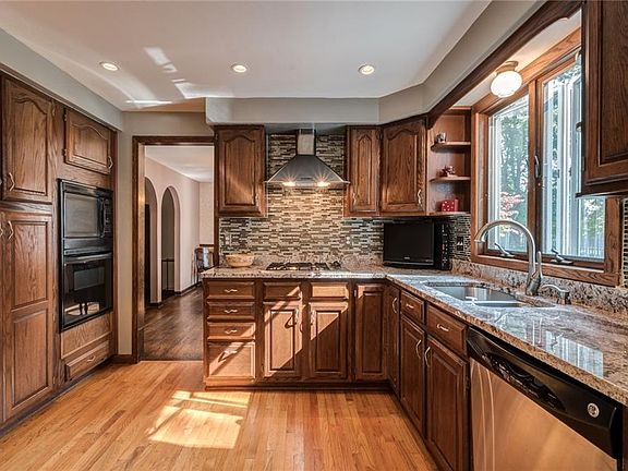 5th image of 2533 Country Ln