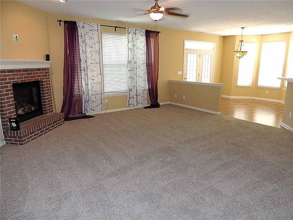 3rd image of 1595 Woodfield Dr