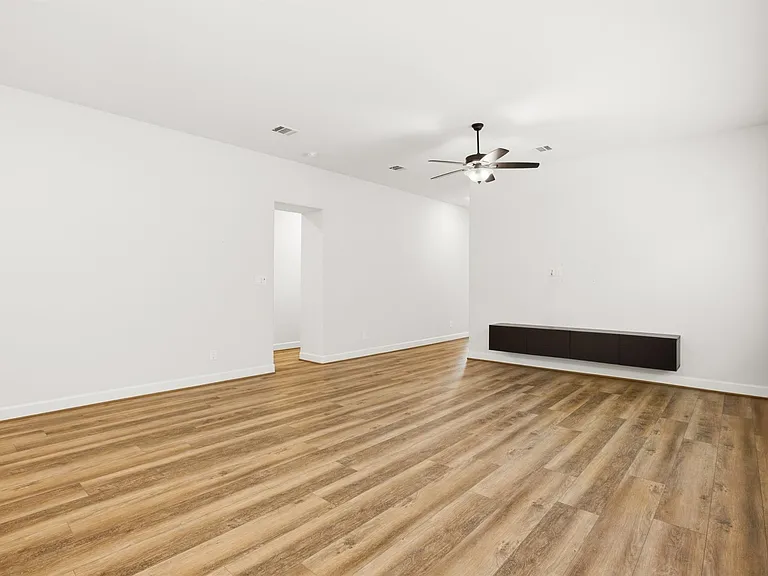 2539 Summer Peach St — Photo 9