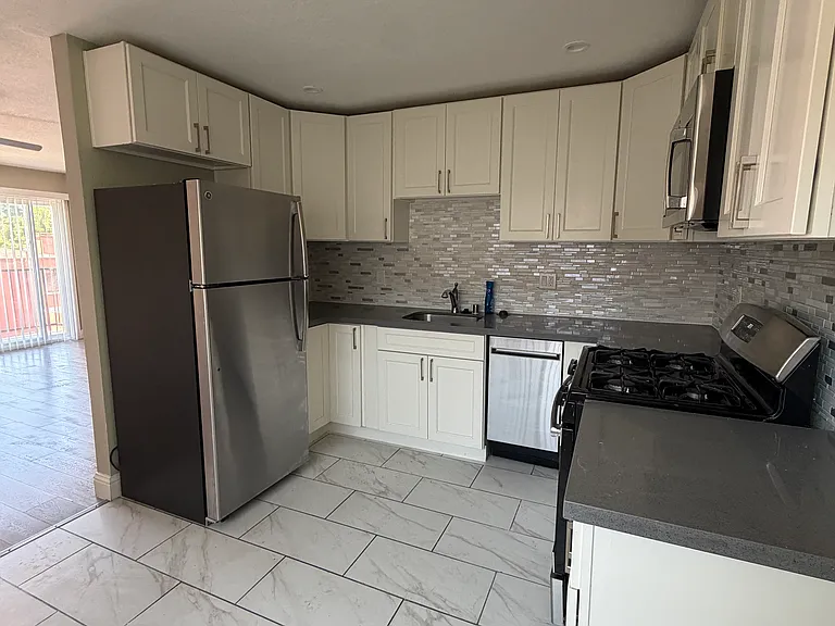 2605 9th Ave #H — Photo 3