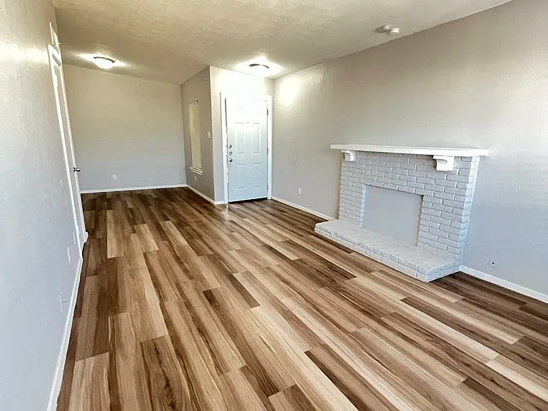 La Hacienda Apartments — Photo 17