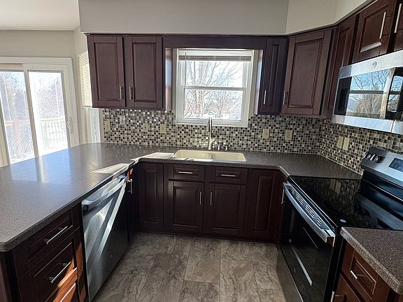 3rd image of 8811 Woodridge Dr