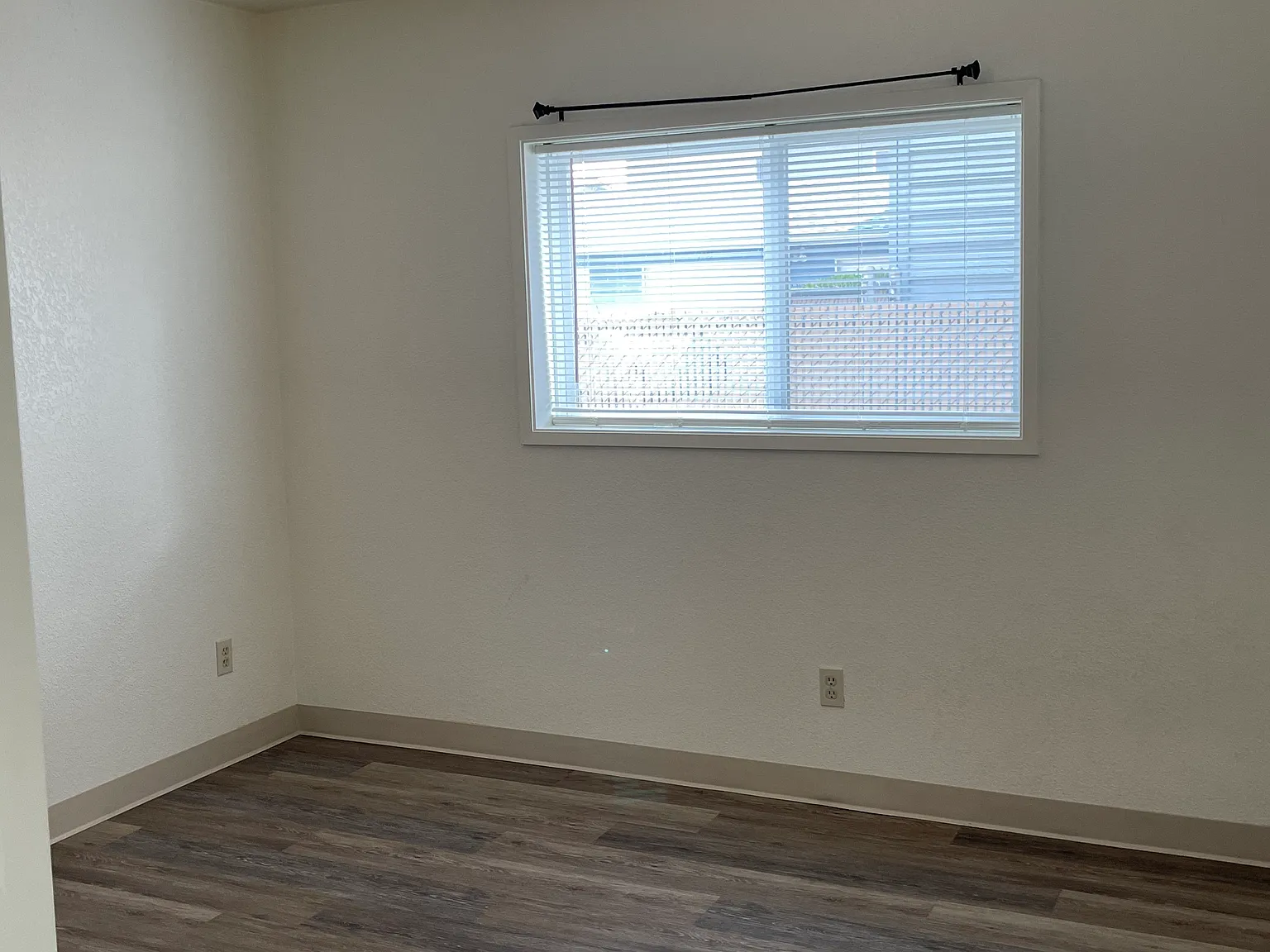 2 bed, 1000 sqft, $1,400 — Photo 3