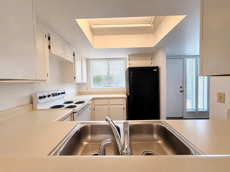 820 W 14th St — Photo 1