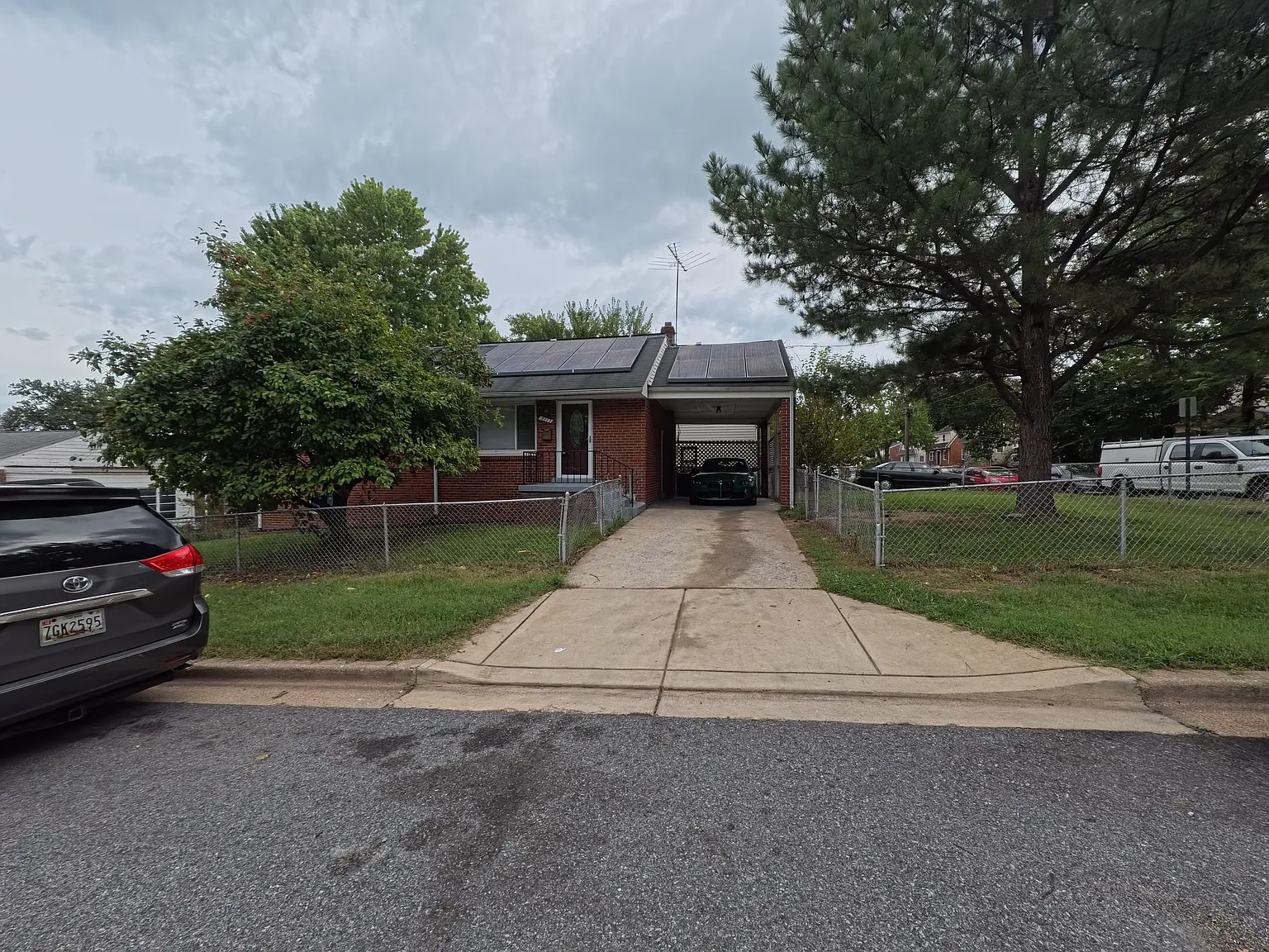5 bed, 1976 sqft, $3,300 — Photo 2