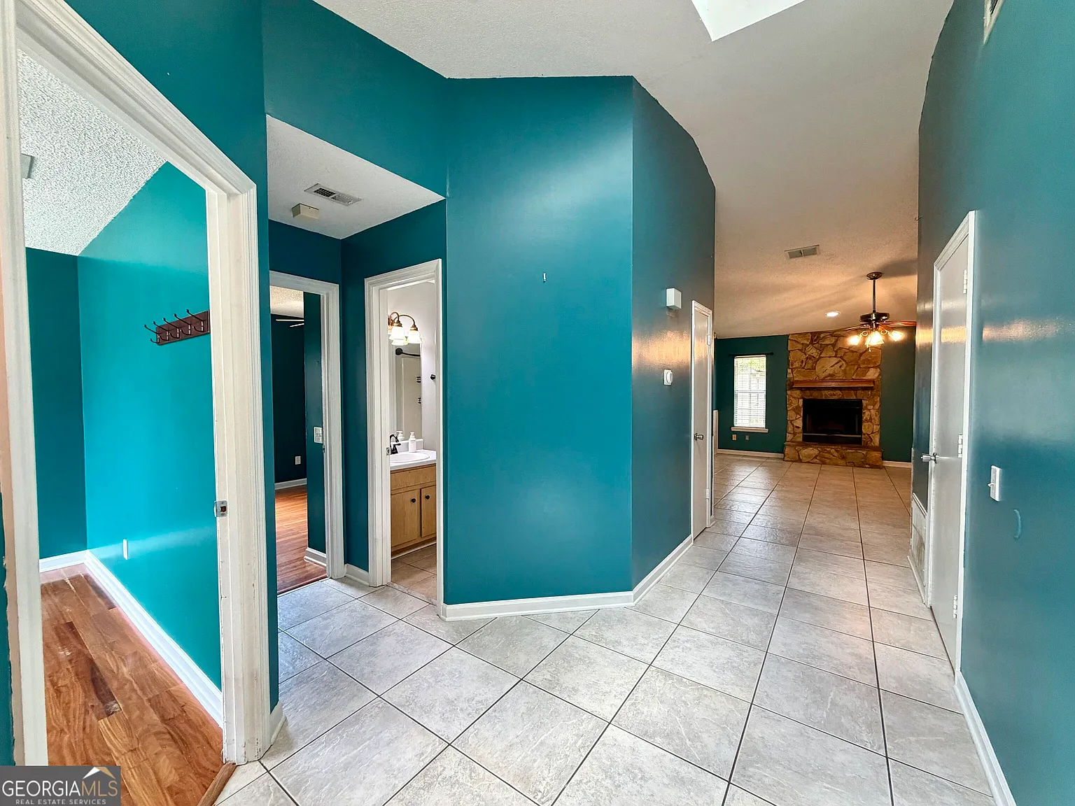 3 bed, 2.0 bath, 1308 sqft, $1,800 — Photo 2