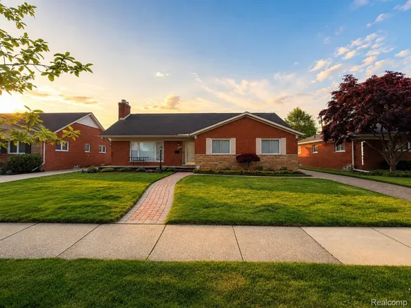 20085 Wedgewood Dr, Grosse Pointe Woods, MI 48236
