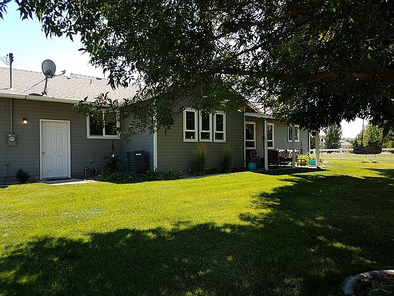 Back yard w/shade trees