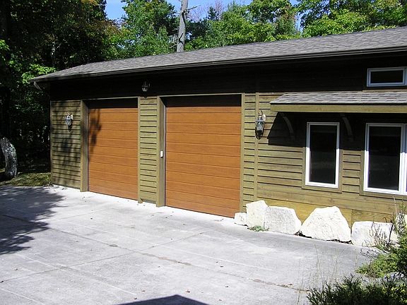3rd image of 1052 Hemlock Dr