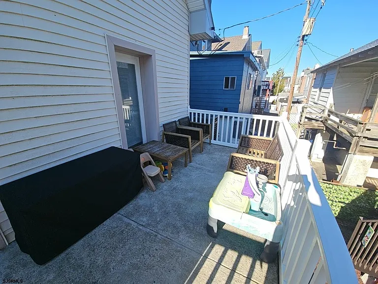 111 N Sacramento Ave — Photo 11