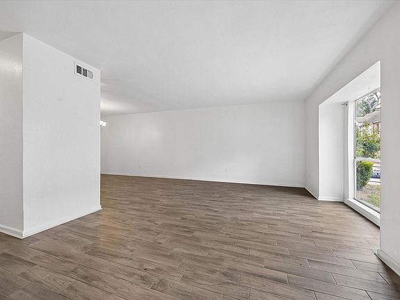 4th image of 840 Threadneedle St APT 207