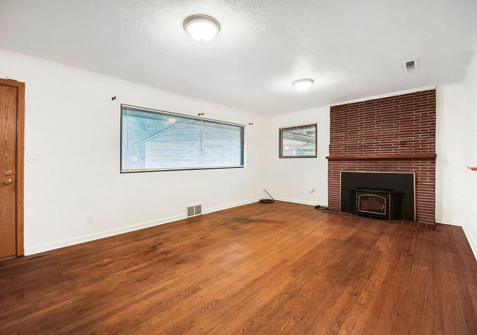 Ideally Located 3 Bed 1 Bath Burien Home w/ Huge Fenced Yard & Garage! — Photo 4