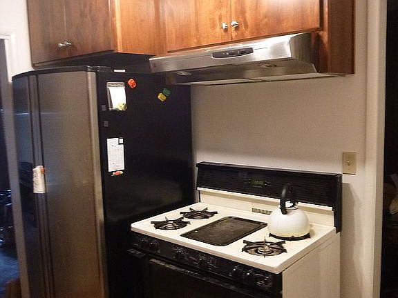 3rd image of 121 E Harper St