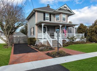 13 1st St, Islip, NY 11751