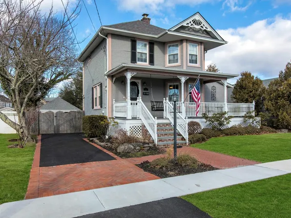 13 1st Street, Islip, NY 11751