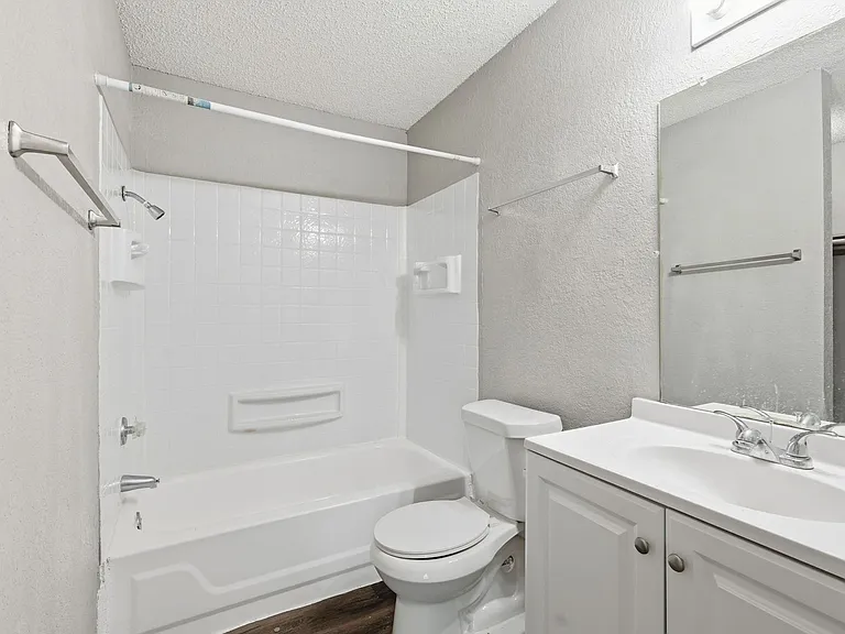 Woodland HIlls Apartments — Photo 31