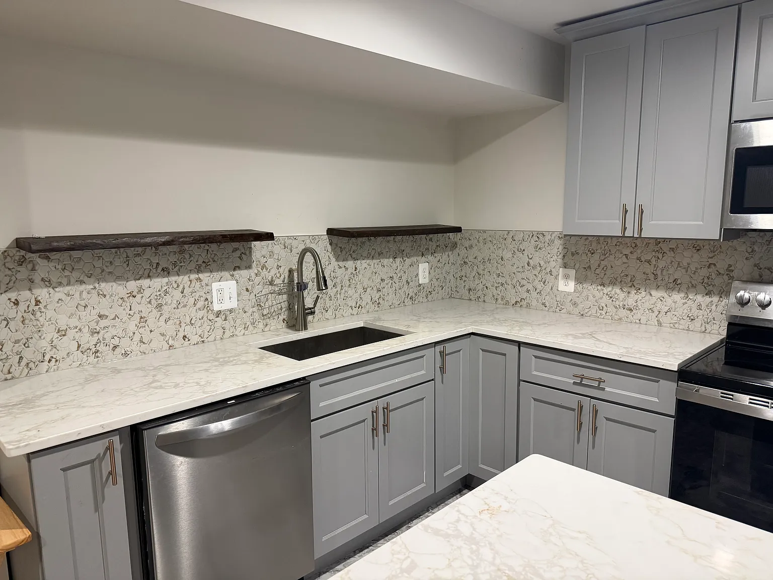2 bed, 3884 sqft, $2,400 — Photo 3