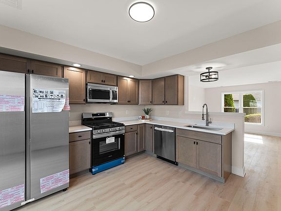 5th image of 1011 Windsor Ln