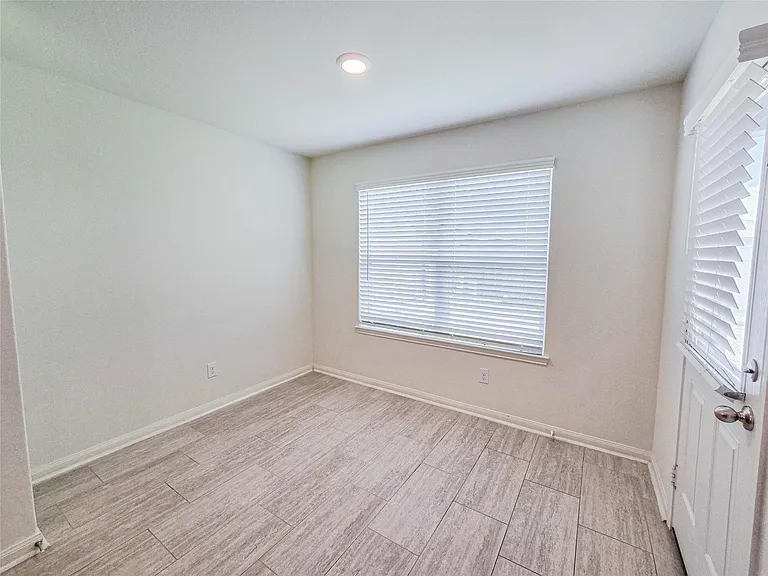 332 Lone Mountain Dr — Photo 9