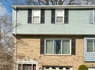 101 Parkside Dr, West Mifflin, PA 15122