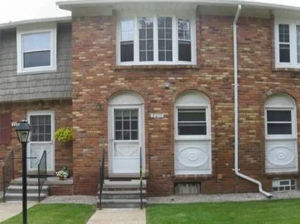 2611 Kingstowne Dr #9, Commerce Township, MI 48390