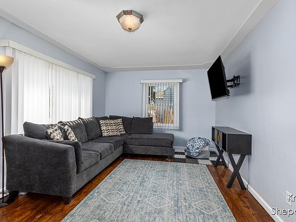 5th image of 1115 Ecklund St NE