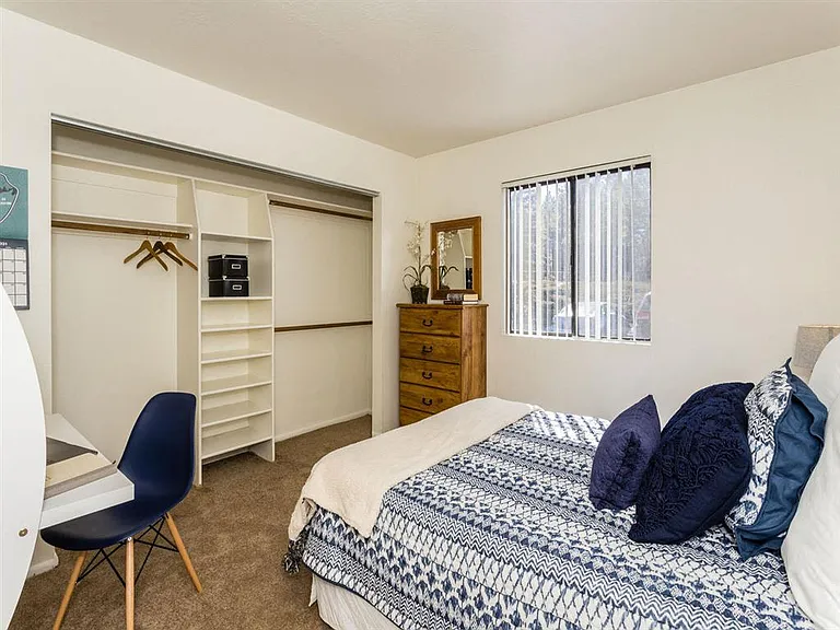 University Square Apartments — Photo 8