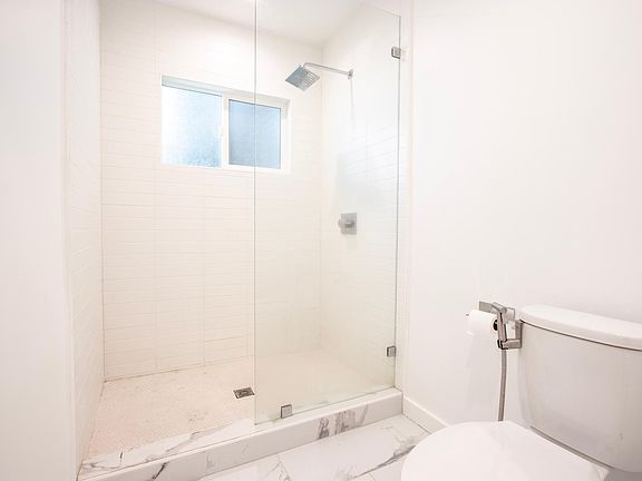3rd image of 566 N Kenmore Ave #98d97fb22