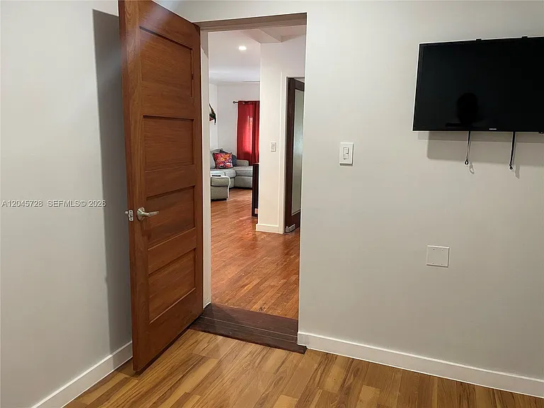 2112 SW 60th Ct — Photo 4