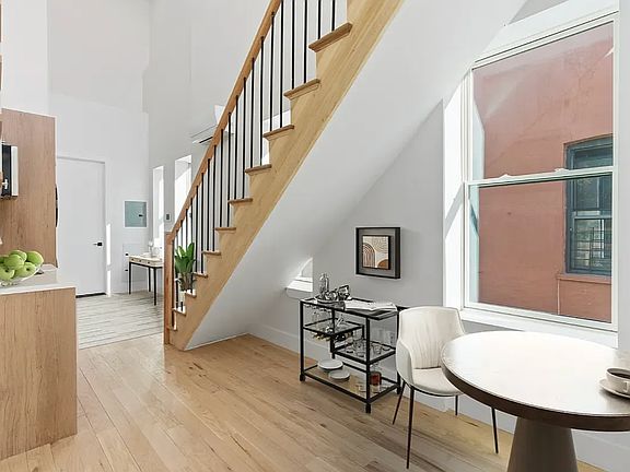 2nd image of 376 Montgomery St #2C