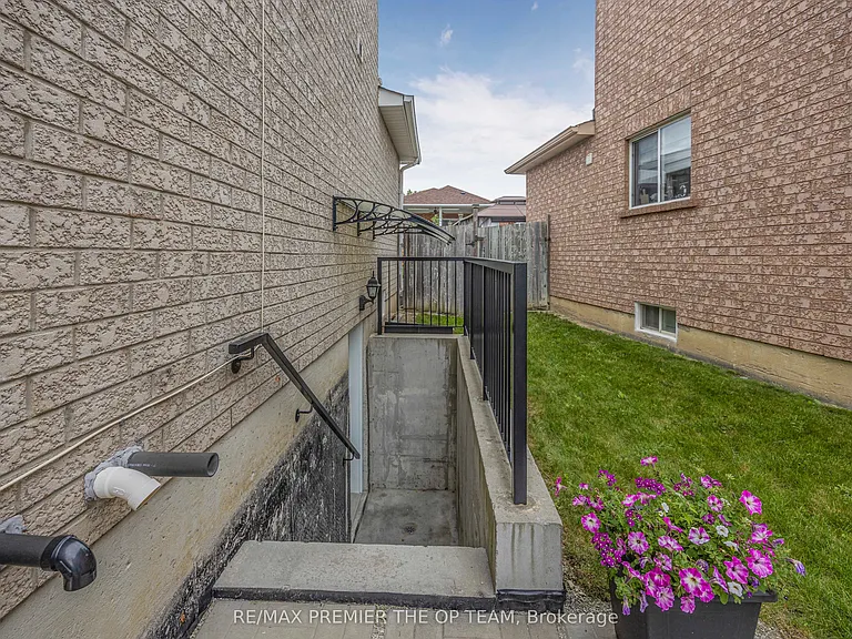 223 Landsbridge St #LOWER — Photo 13