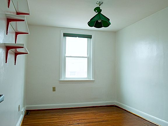 4th image of 7309 Woodbine Ave