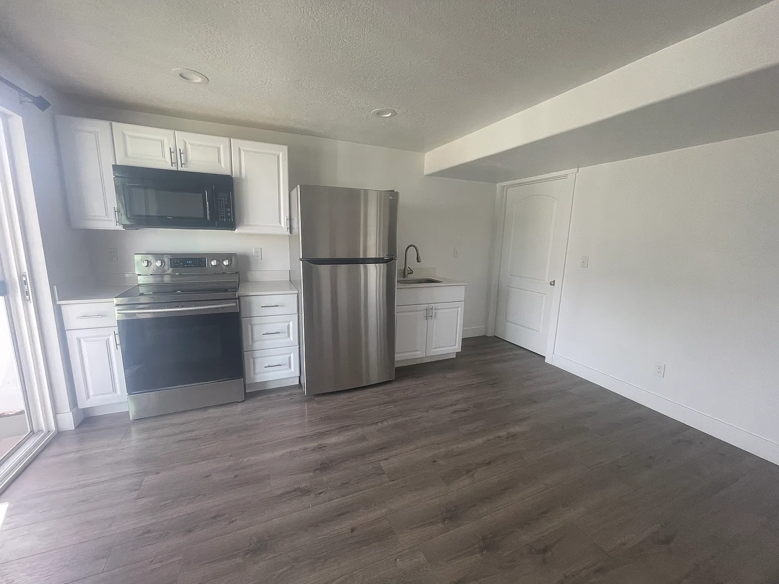 1 bed, 700 sqft, $1,200 — Photo 3