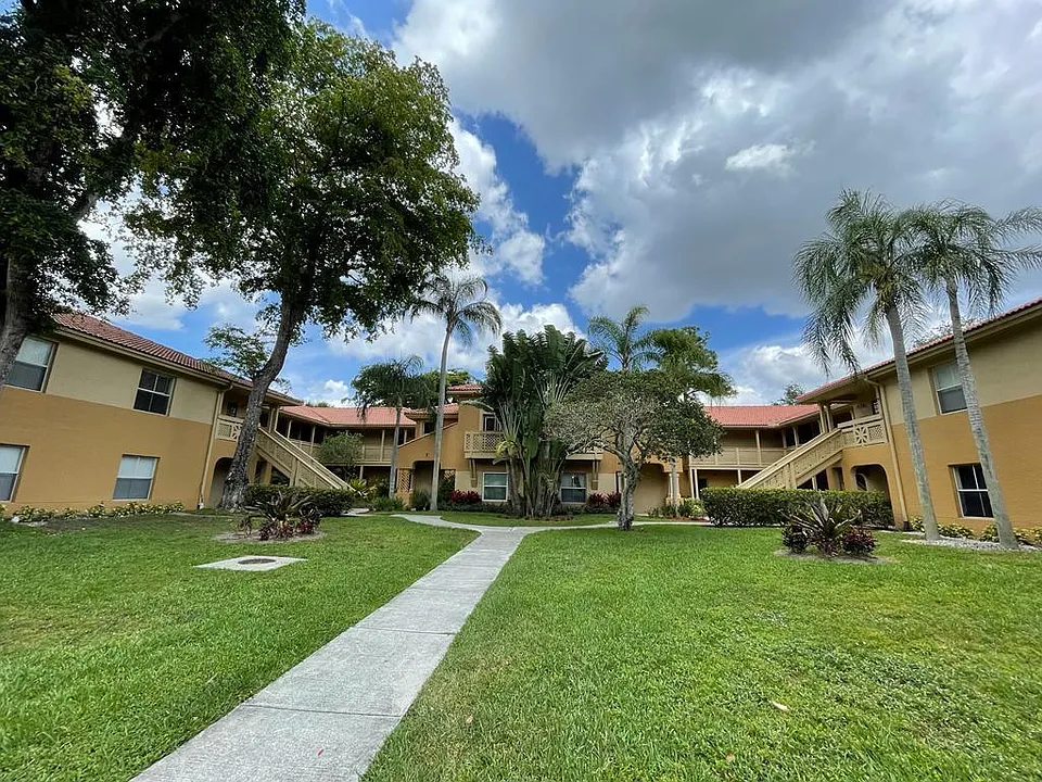 4783 Via Palm Lakes #104