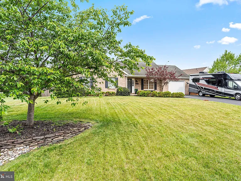 10025 Jasper Dr — Photo 2