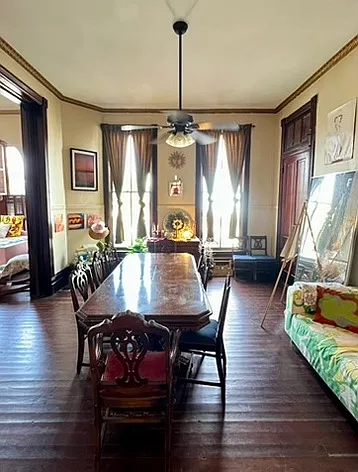 Middle room/bedroom, older pic