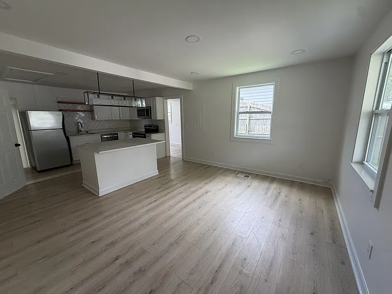 519 Elgin St — Photo 2