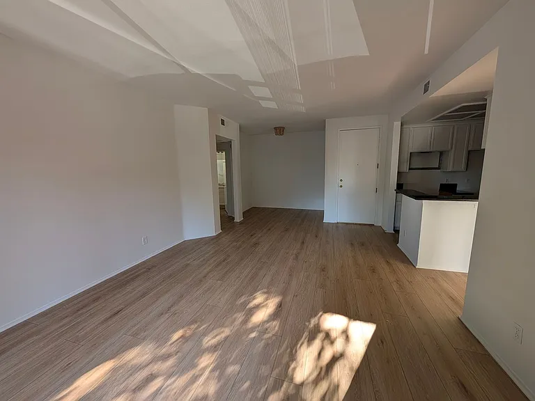 Manhattan Apartments — Photo 18