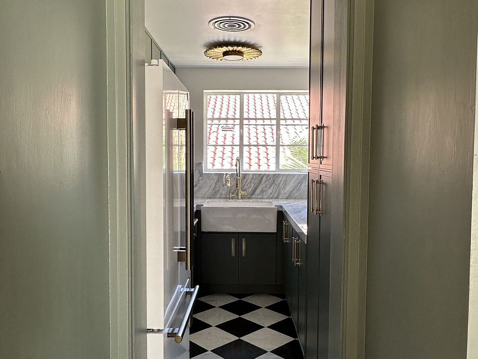 1st image of 457 N Palm Canyon Dr #C