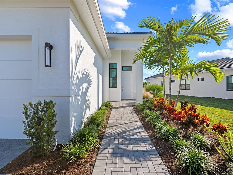 4823 Saint Armands Way — Photo 3