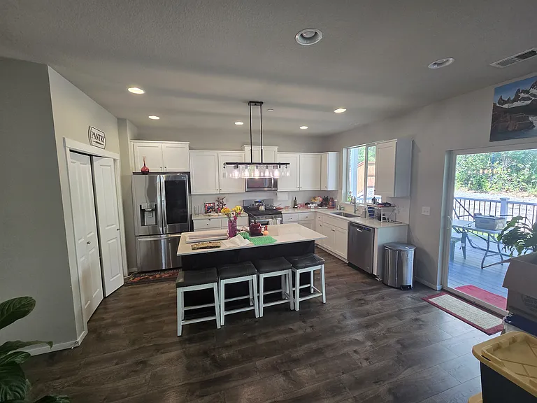 9424 N Alder St — Photo 9