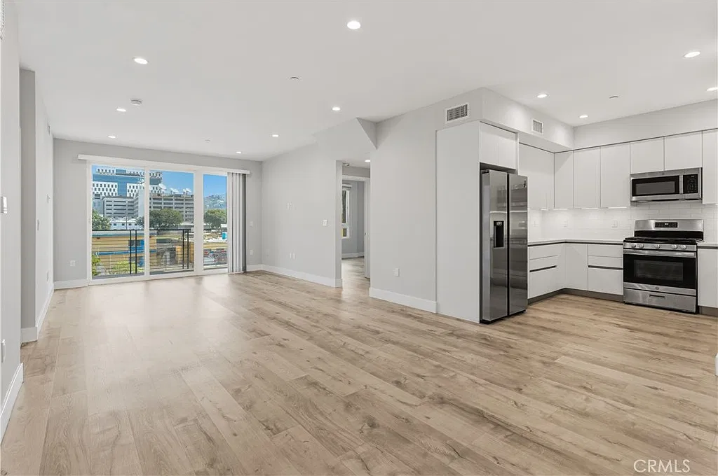 2 bed, 1200 sqft, $3,600 — Photo 1