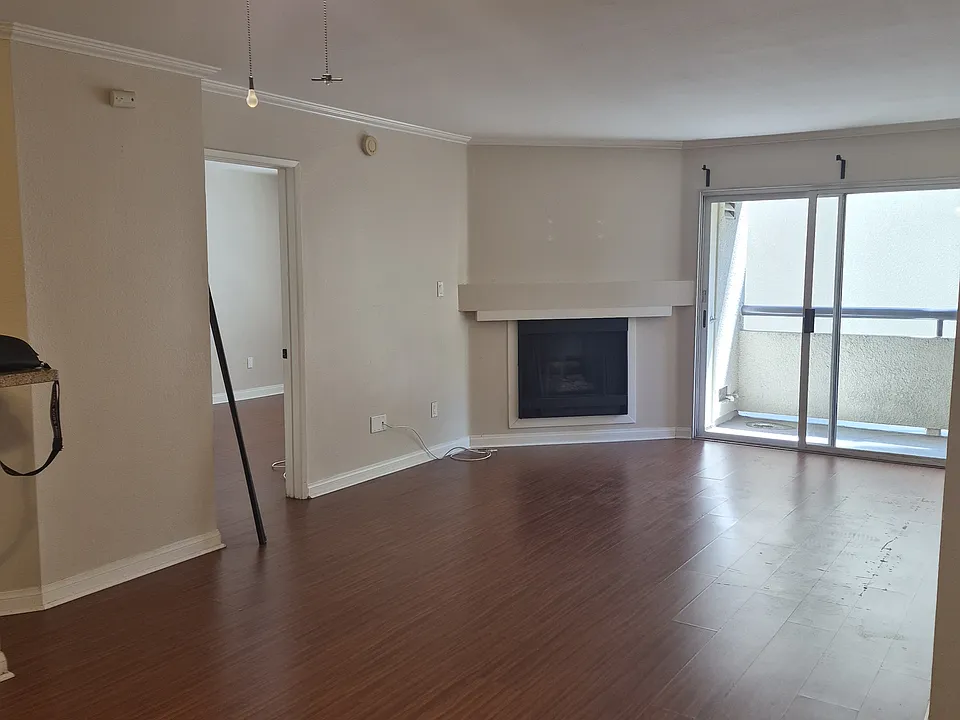 21400 Burbank Blvd #111