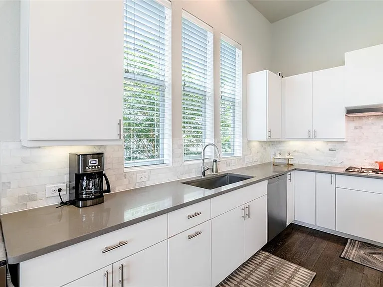 6025 Seville Dr — Photo 14