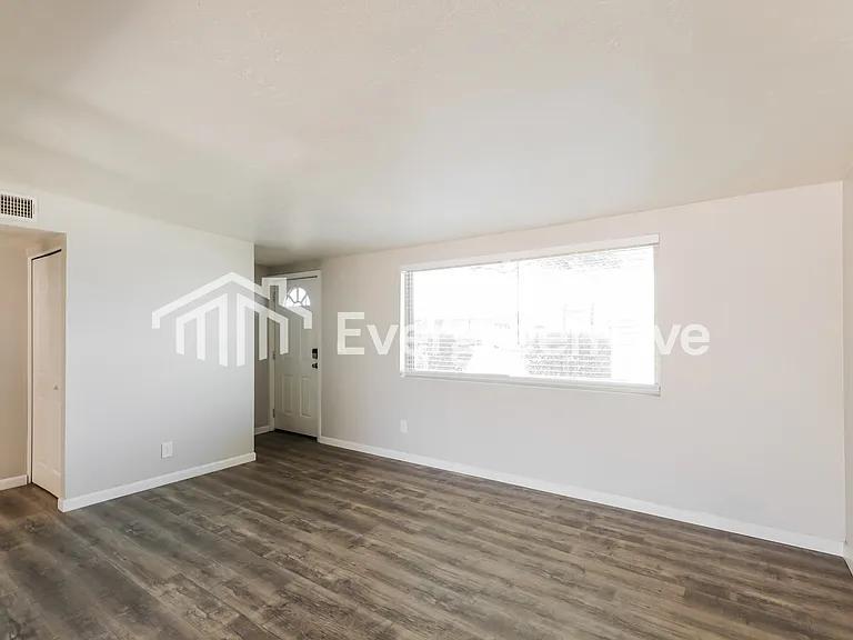 8056 E Victoria Dr — Photo 4