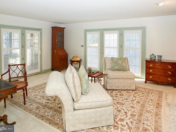 4th image of 100 Ponds Ln