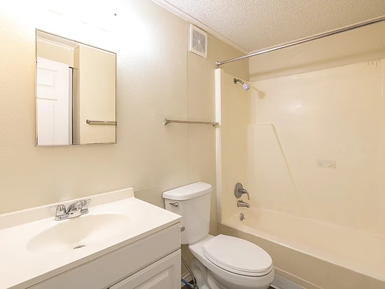 Crystal Court Apartments — Photo 49