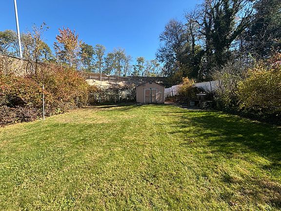 5th image of 214 McMasters Dr