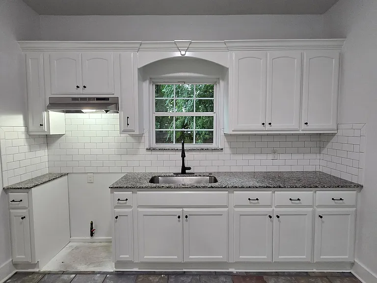 715 E Queen St — Photo 4