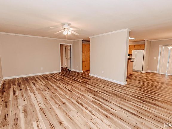 5th image of 215 E 5th St